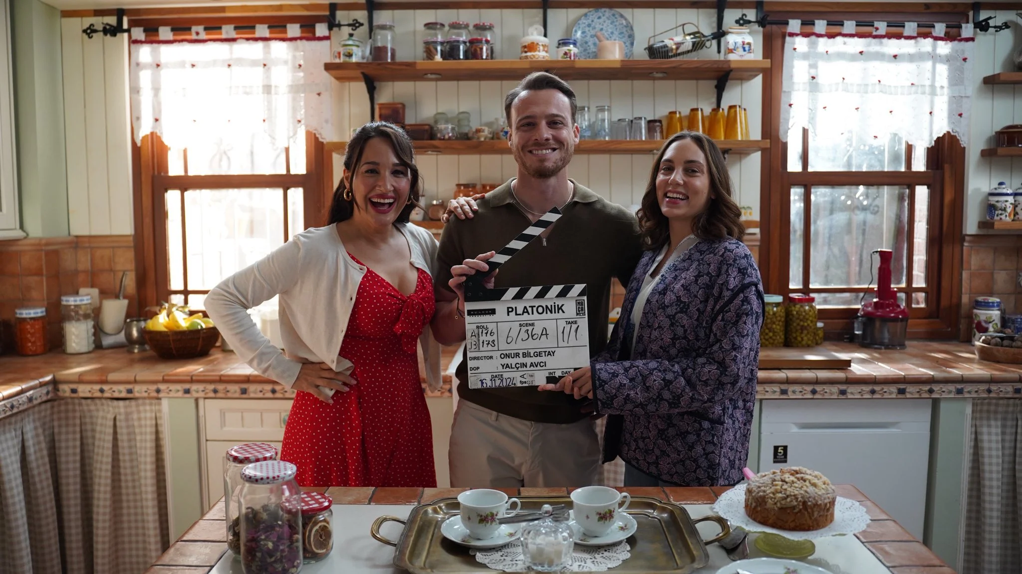 Platonik: Mavi Dolunay Otel Dizisinin Fragmanı Yayınlandı 1 Netflix, Platonik: Mavi Dolunay Otel Dizisi