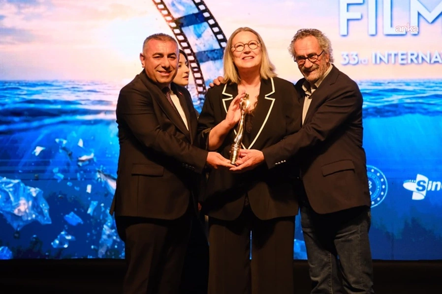 Centilmen Dizisi Konusu, Oyuncuları ve Yayın Tarihi 1 33. Adana Altın Koza Film Festivali Vahide Perçin ve Menderes Samancılar'a Onur Ödülü